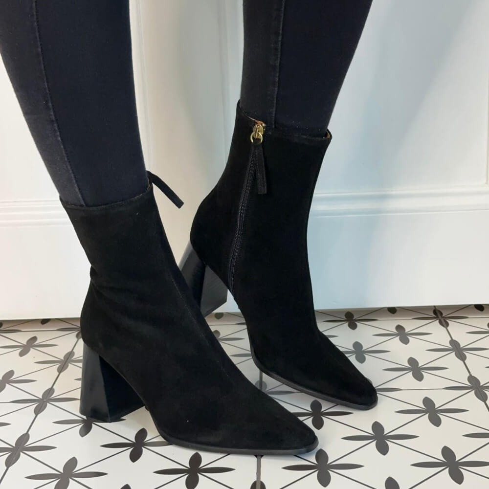 Black ankle boots with block heels Ángel Alarcón Trimia 25572 Suede Ankle Boot-BLACK