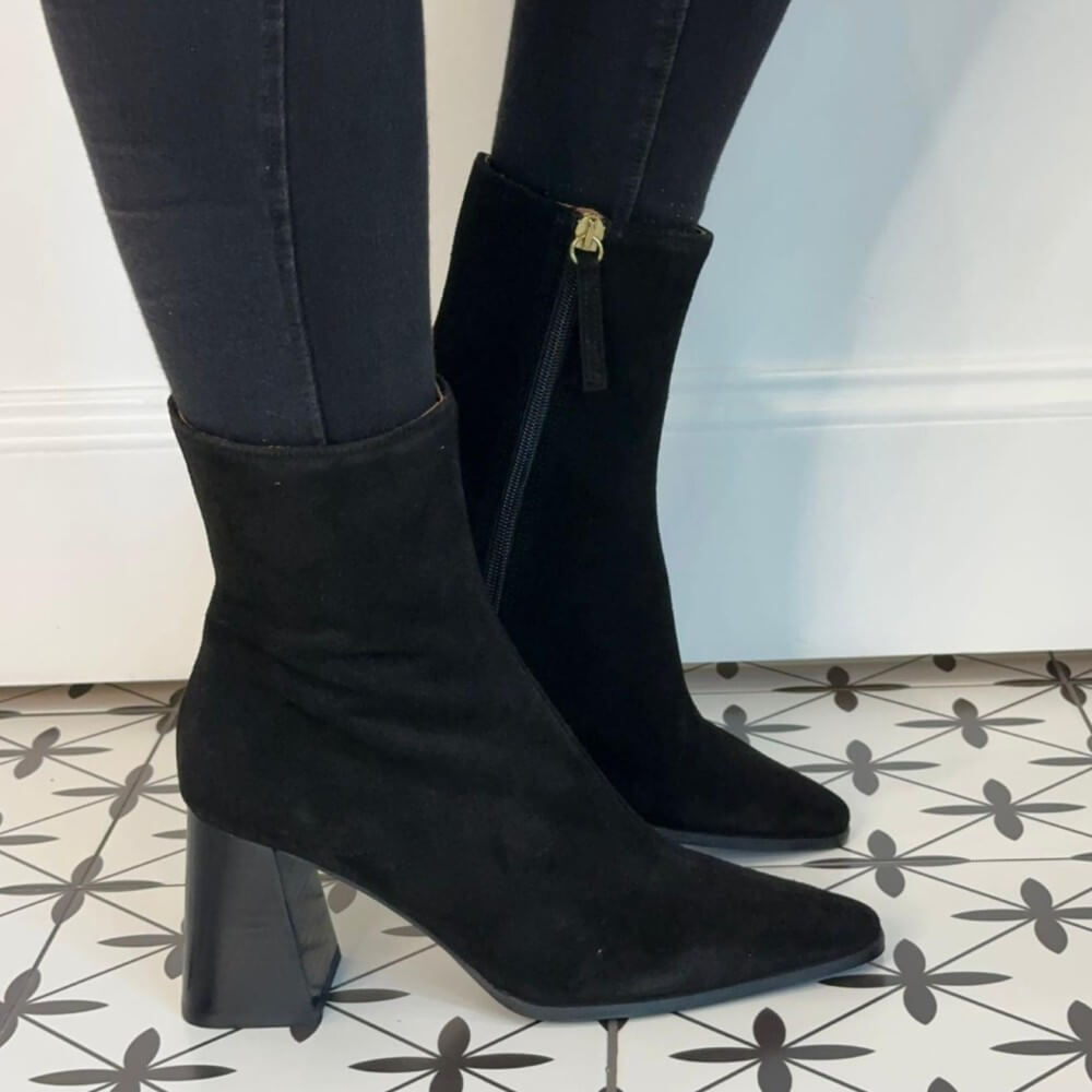 Black ankle boots with block heels Ángel Alarcón Trimia 25572 Suede Ankle Boot-BLACK