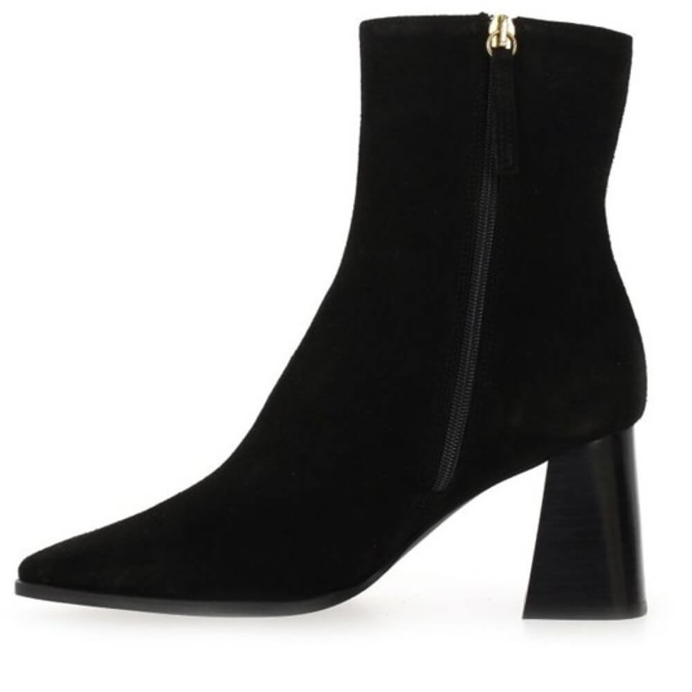 Black ankle boots with block heels Ángel Alarcón Trimia 25572 Suede Ankle Boot-BLACK