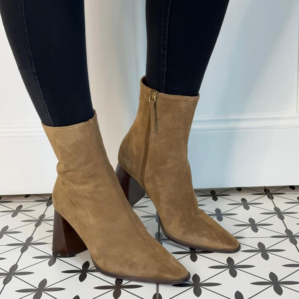 Tan, Brown ankle boots Ángel Alarcón Trimia 25572 Suede Ankle Boot-TAN