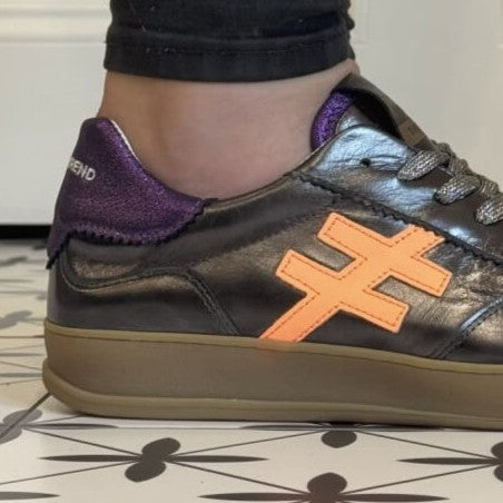 Dark Silver sneaker with orange logo Another Trend Iconic Leather Sneakers A032 Dark Silver Plomo