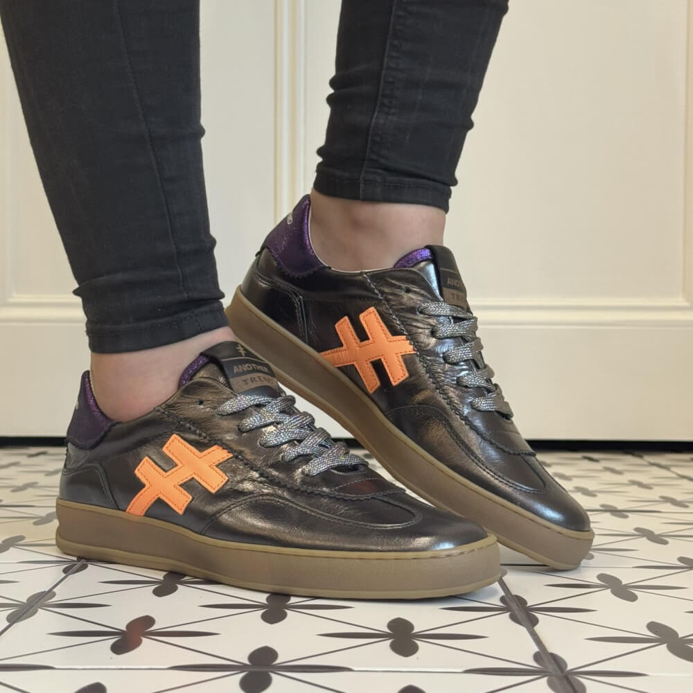 Dark Silver sneaker with orange logo Another Trend Iconic Leather Sneakers A032 Dark Silver Plomo