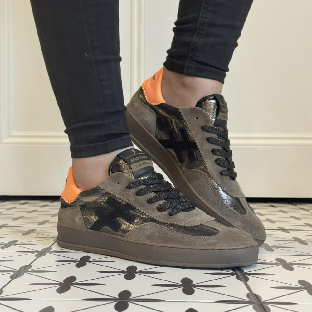 Gray sneaker with orange heel and black laces Another Trend Leather Sneakers A032-SANDER BROWN