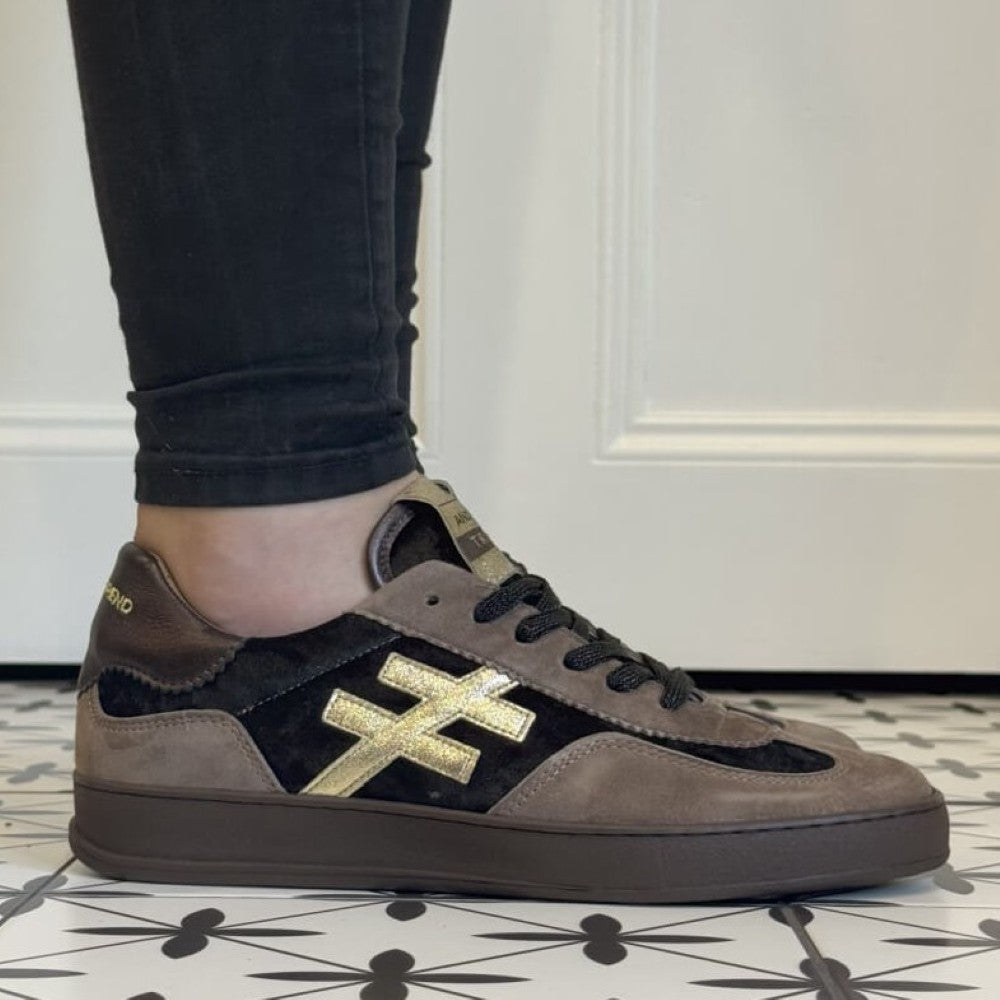 Brown & Black sneaker with gold logo Another Trend Leather Sneakers A032 Tostado Brown, Black & Gold