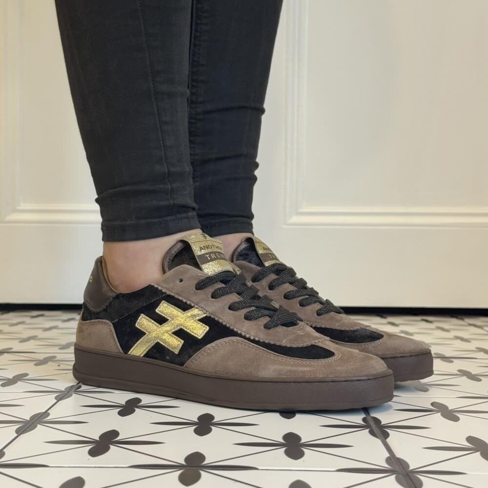 Brown & Black sneaker with gold logo Another Trend Leather Sneakers A032 Tostado Brown, Black & Gold