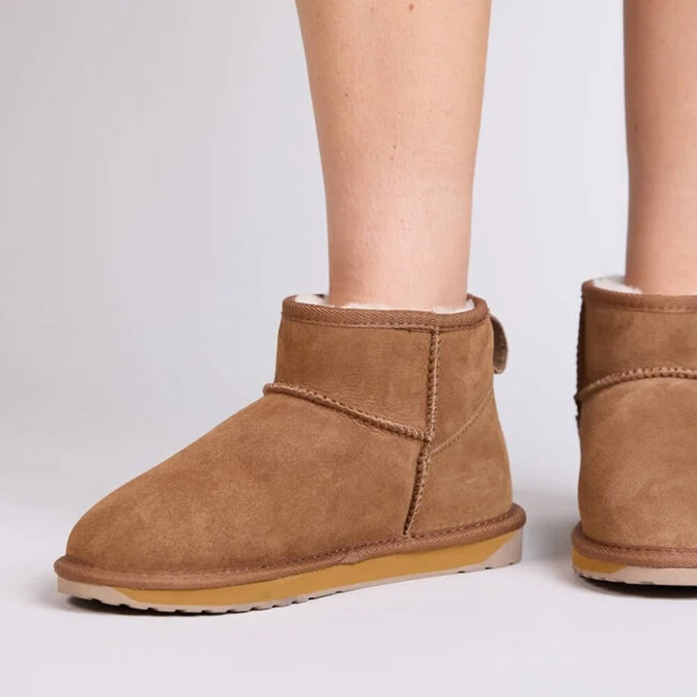 EMU Tan suede boots with white fur lining on a light gray background EMU Stinger Micro Chestnut