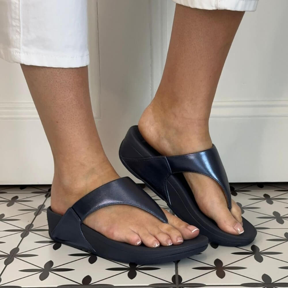 Fitflop LULU Leather Toe-Post Metallic Cosmic Blue