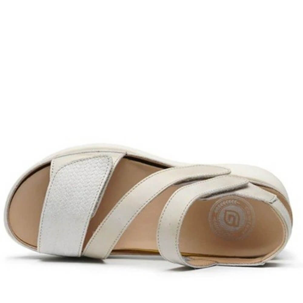 G comfort Beige sandal with a platform sole on a white background