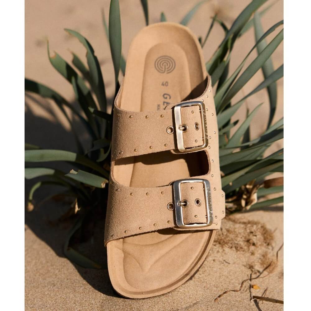 Genuins Beige sandal with gold buckles