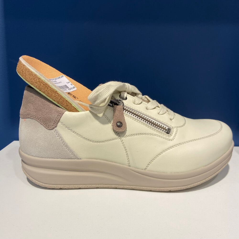 Hartjes Wide M Fit Beige sneaker with a zipper on a white platform against a blue background