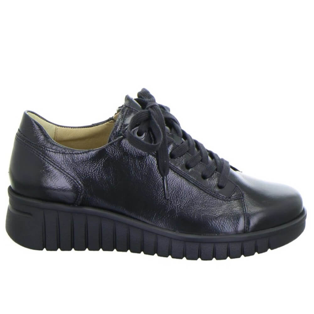 Hartjes Black leather shoe with a thick sole on a white background Hartjes Country 162.2201HARTJES Laced Leather Shoe H-Fit Black