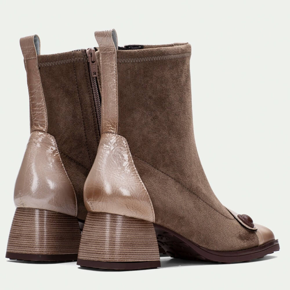 Pair of brown ankle boots with metallic heel and toe on a light gray background Hispanitas Marsell HI254219-TAUPE ankle boots
