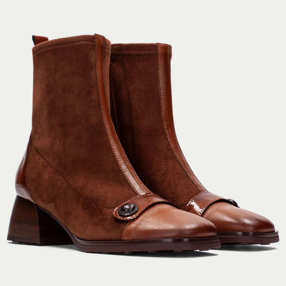 Tan Brown ankle boot with a block heel on a light gray background Hispanitas Marsell HI254219 Tan ankle boots