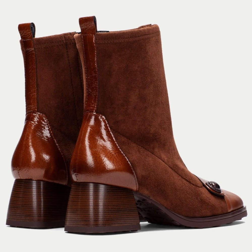 Tan Brown ankle boot with a block heel on a light gray background Hispanitas Marsell HI254219 Tan ankle boots