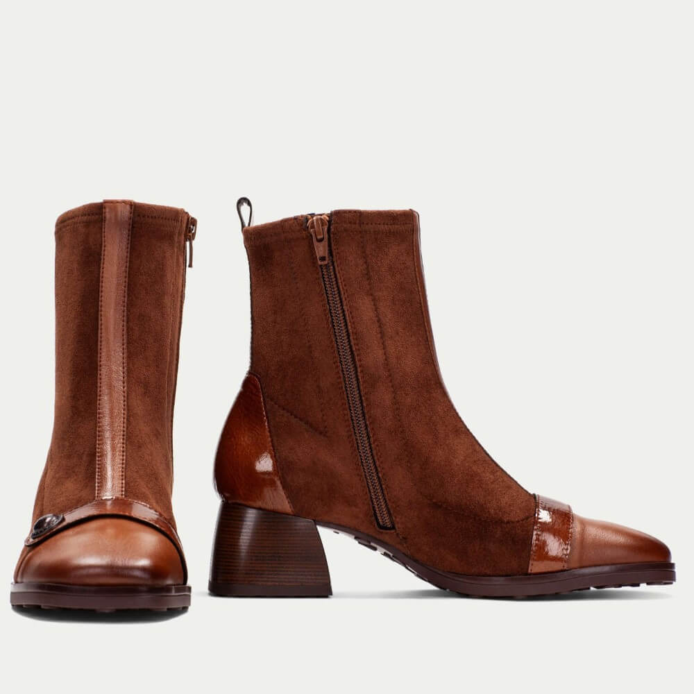 Tan Brown ankle boot with a block heel on a light gray background Hispanitas Marsell HI254219 Tan ankle boots