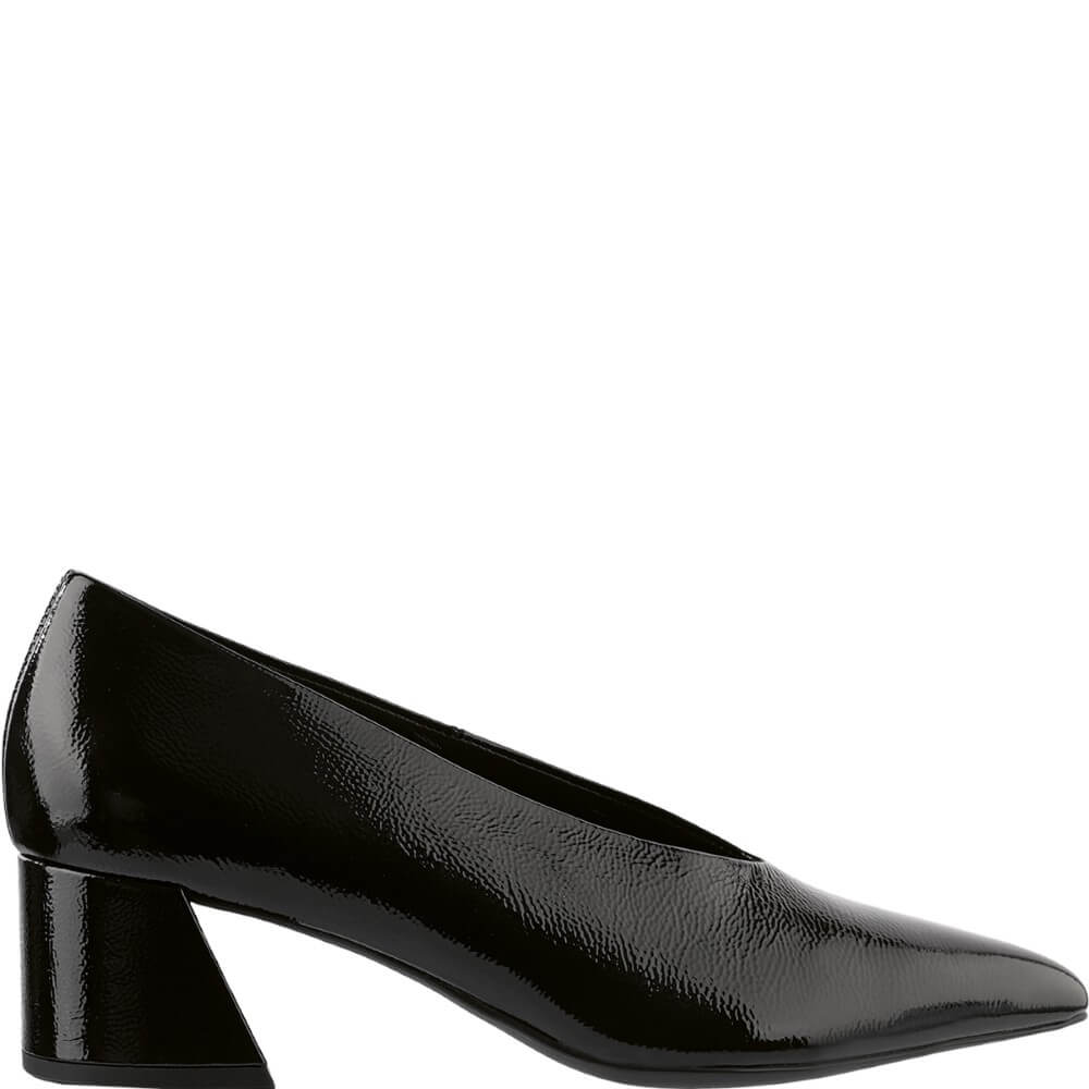 Black patent leather pump on a white background Högl's pumps Marie 10 4535