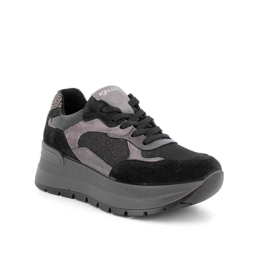 Igi & Co low-top platform sneaker in black and gray suede and mesh, featuring a chunky black sole and black laces, shown from a side profile on a white background.