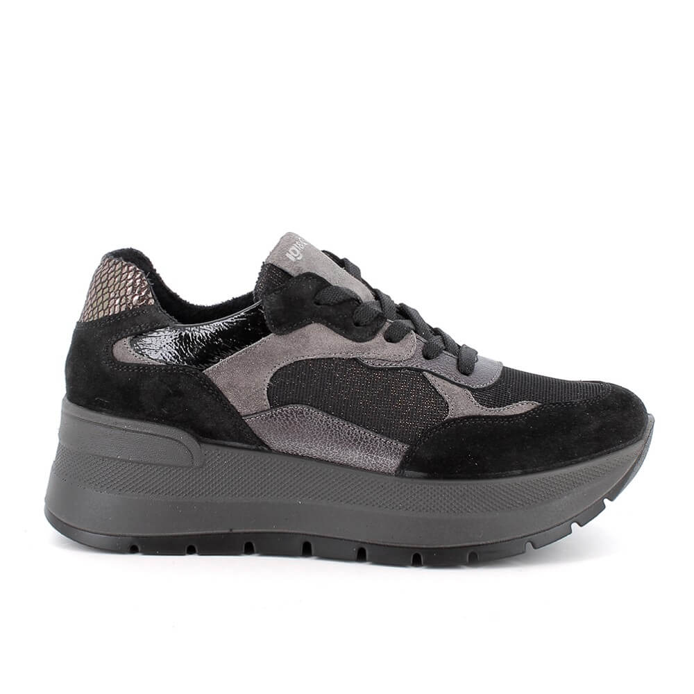 Igi & Co low-top platform sneaker in black and gray suede and mesh, featuring a chunky black sole and black laces, shown from a side profile on a white background.