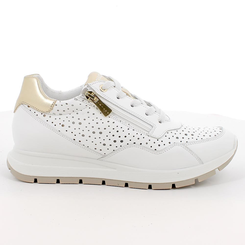 Igi & Co White sneaker with gold accents on a white background