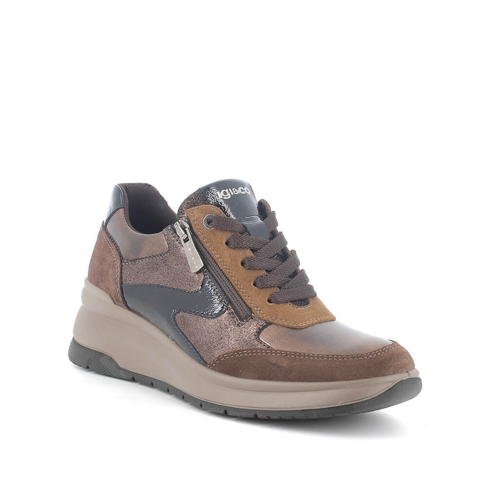 Igi & Co low-top sneaker in brown and black with a beige platform sole, shown from a side profile on a white background.