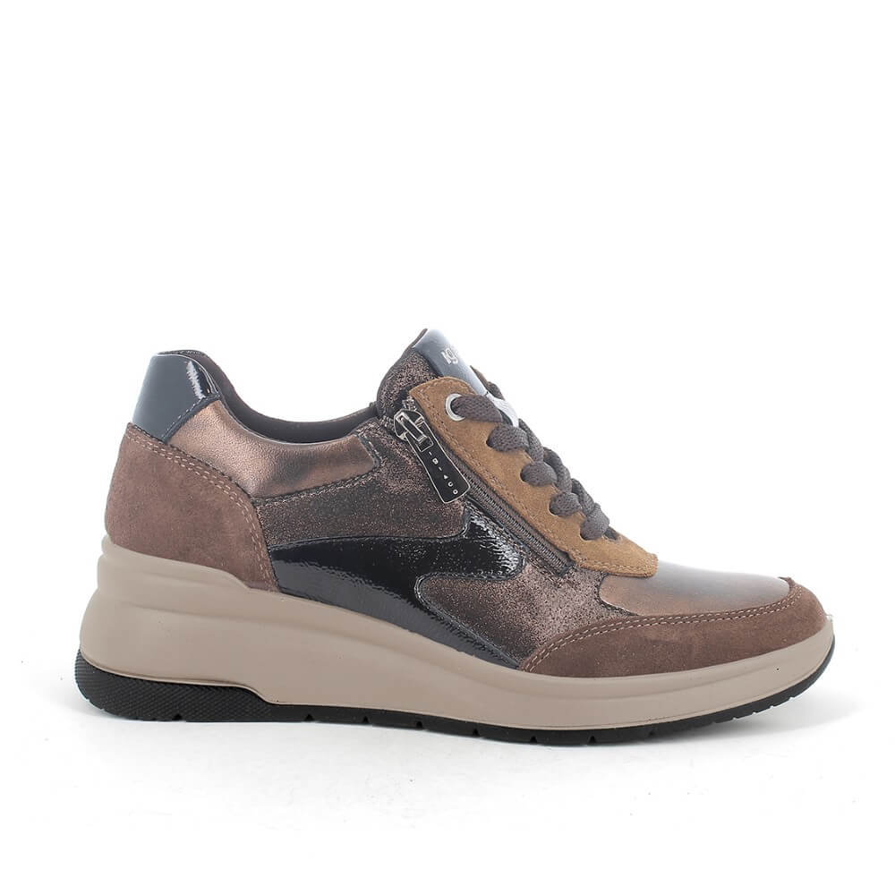 Igi & Co low-top sneaker in brown and black with a beige platform sole, shown from a side profile on a white background.