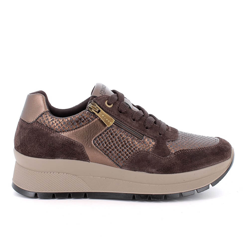 Igi & Co brown platform sneaker with a mix of suede, textured mesh, and metallic bronze panels, featuring a gold-tone zipper pull and a thick beige platform sole.