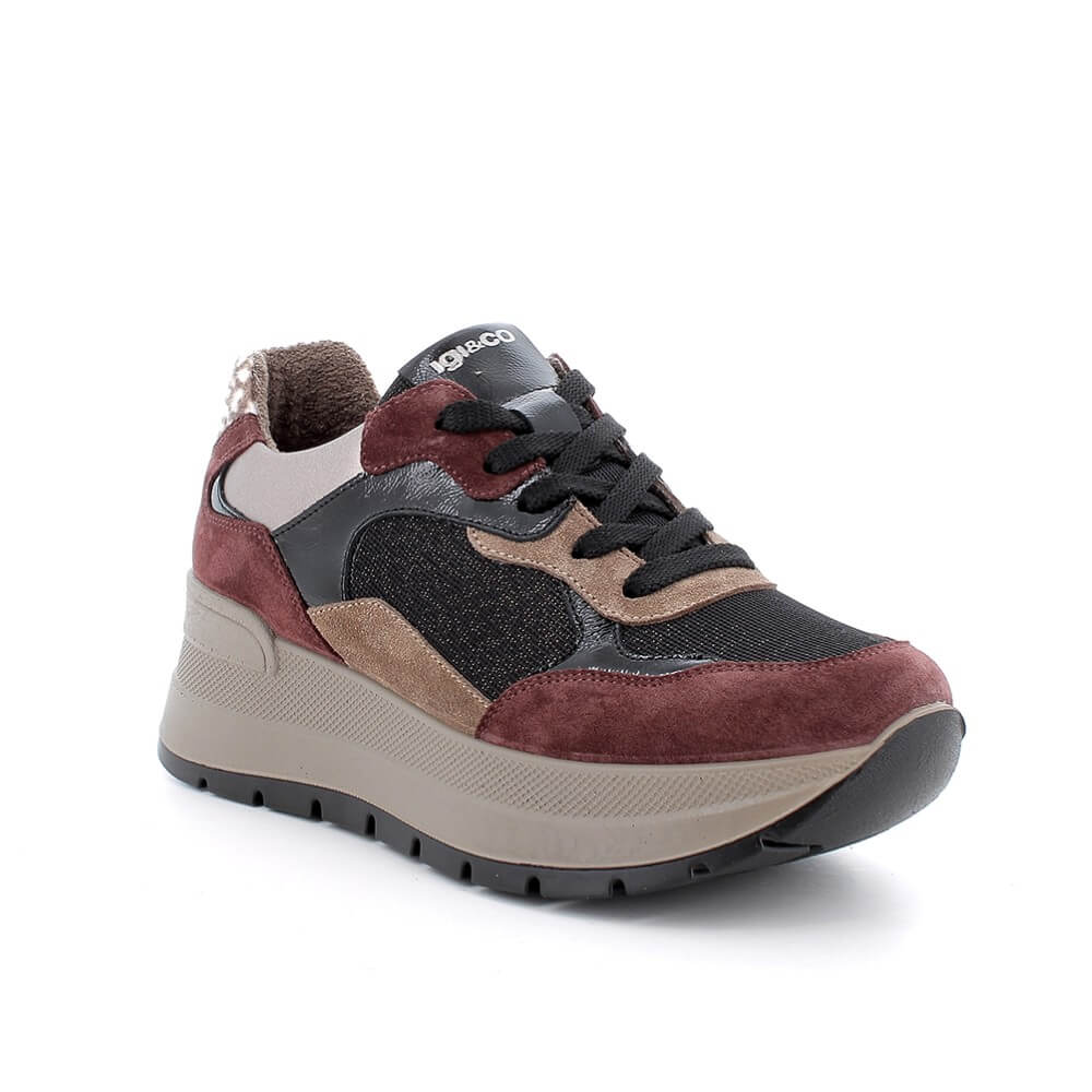 Igi & Co low-top platform sneaker featuring a mix of burgundy suede, black mesh, and tan synthetic panels, with a thick beige platform sole and black outsole.
