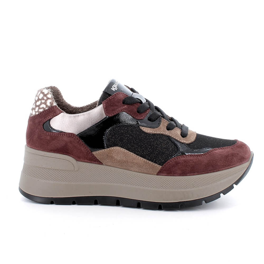Igi & Co low-top platform sneaker featuring a mix of burgundy suede, black mesh, and tan synthetic panels, with a thick beige platform sole and black outsole.