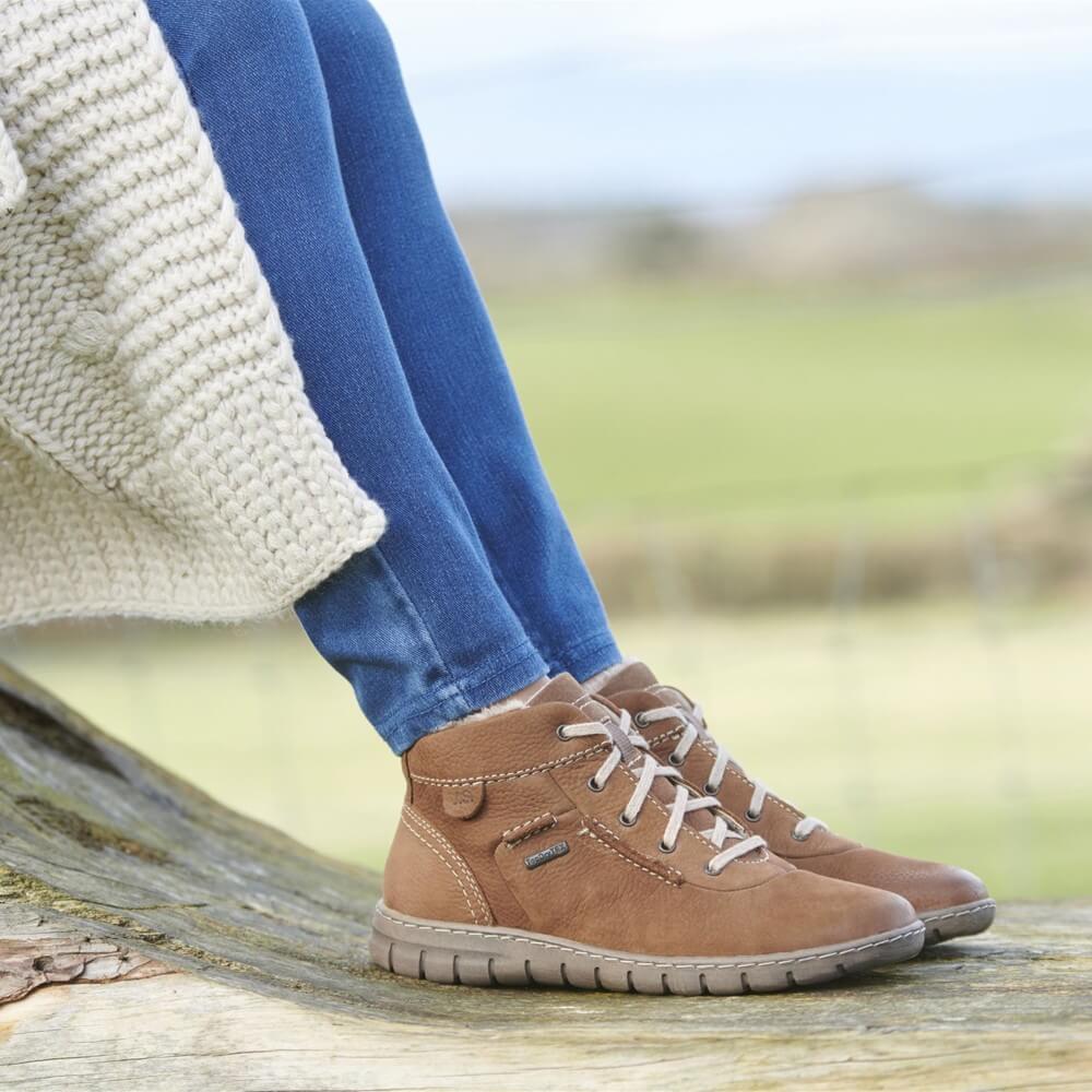Person wearing Josef Seibel Steffi 53 Waterproof cognac Ankle boots and blue jeans