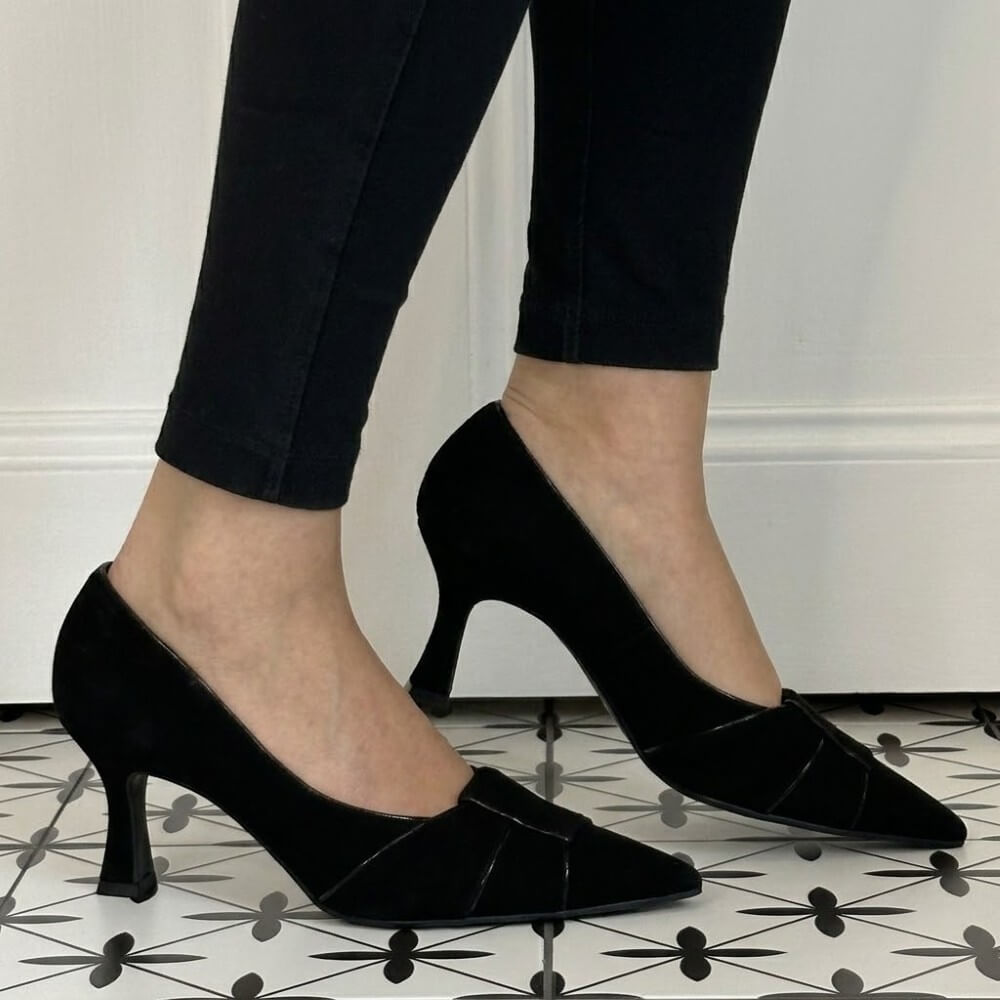 Marian 2505 Black Suede Court Shoe