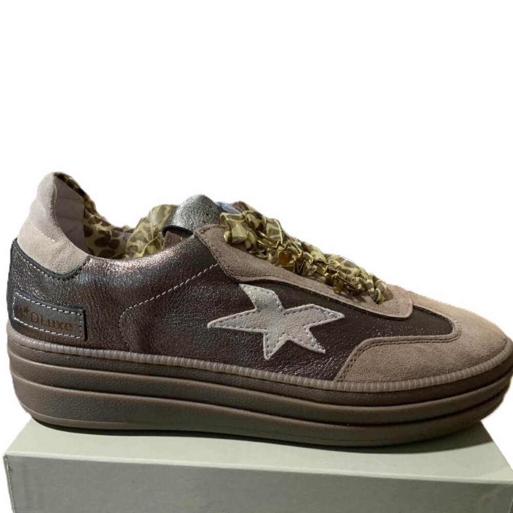 Brown sneaker with star design on a white background Meline Retro 526 M-Z -TAUPE