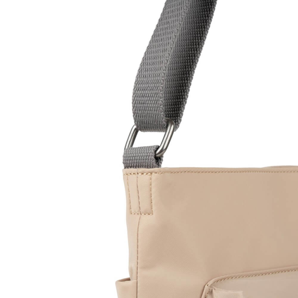 ROKA KENNINGTON SUSTAINABLE CROSSBODY -SAND