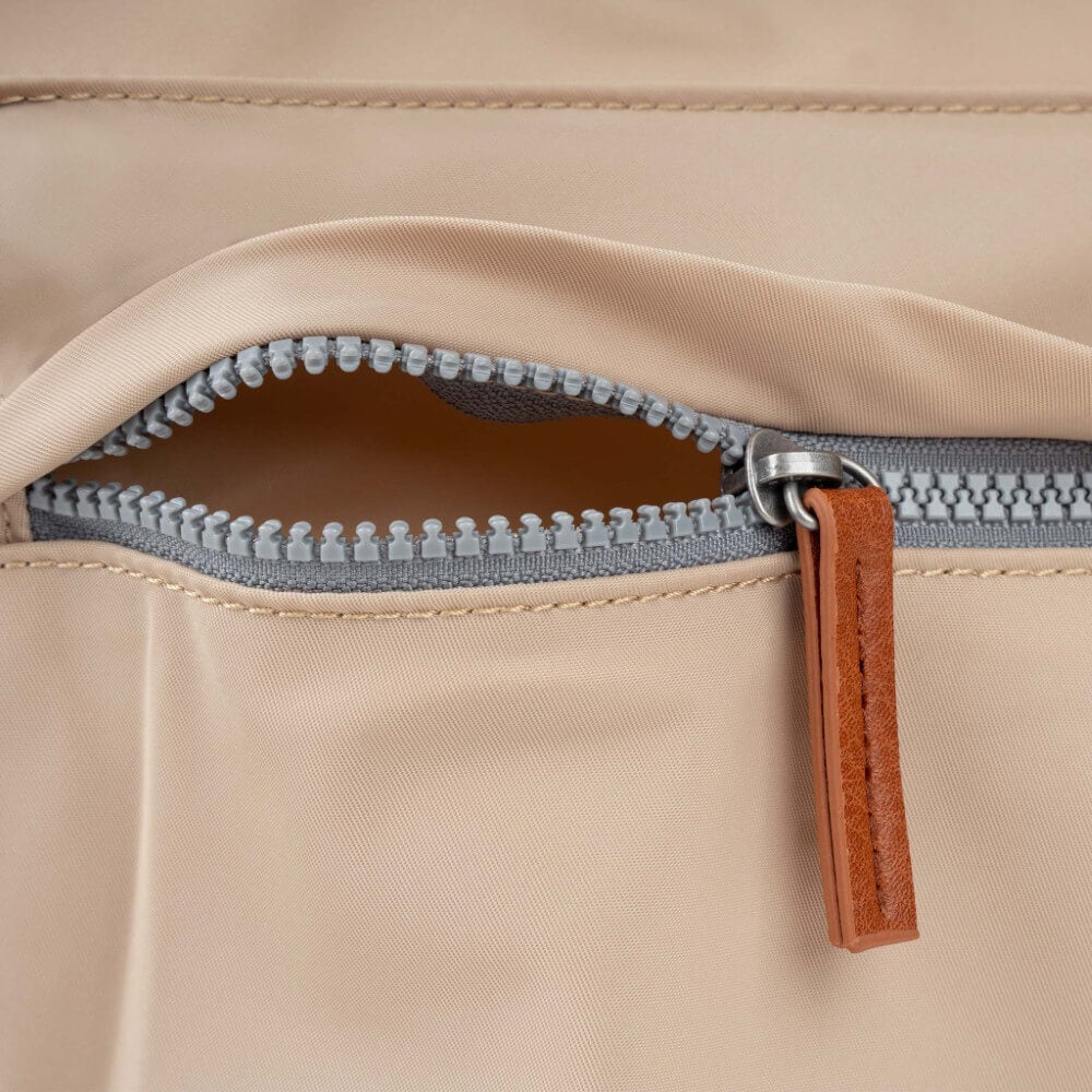 ROKA KENNINGTON SUSTAINABLE CROSSBODY -SAND