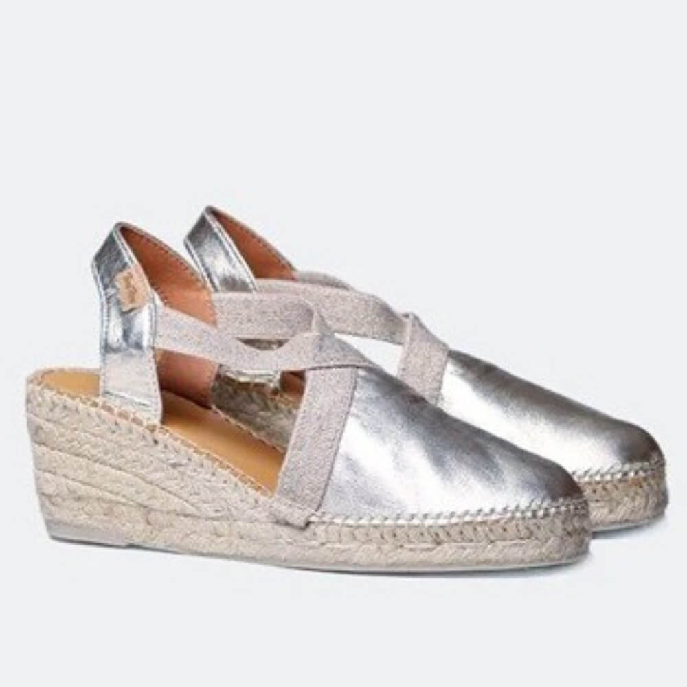 oni Pons Silver wedge sandal with espadrille sole on a light grey background