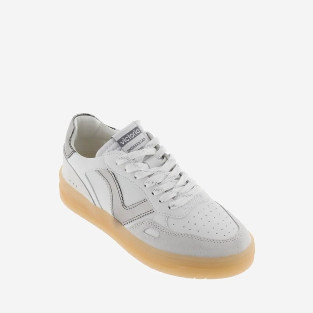 White sneaker with silver accent on a white background Victoria Seul Sneakers 1257130 Acero Steel