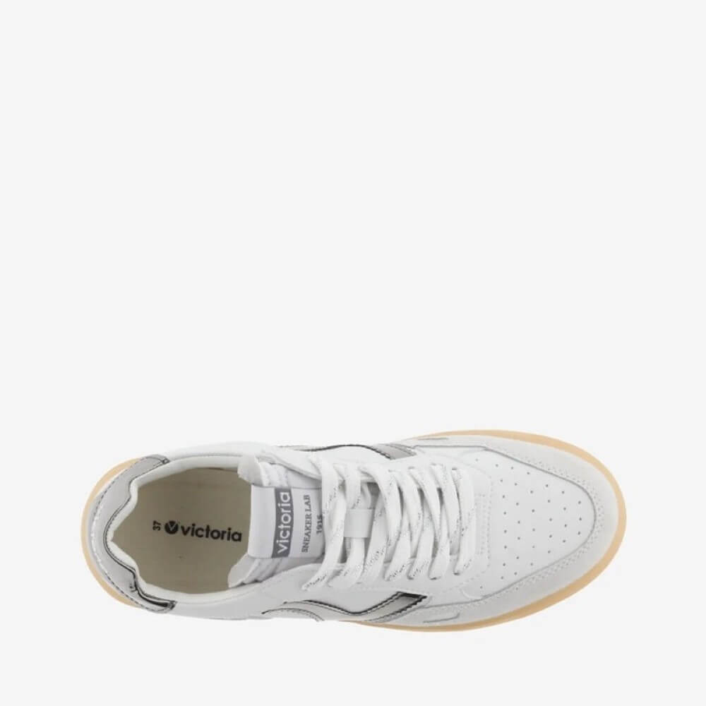 White sneaker with silver accent on a white background Victoria Seul Sneakers 1257130 Acero Steel