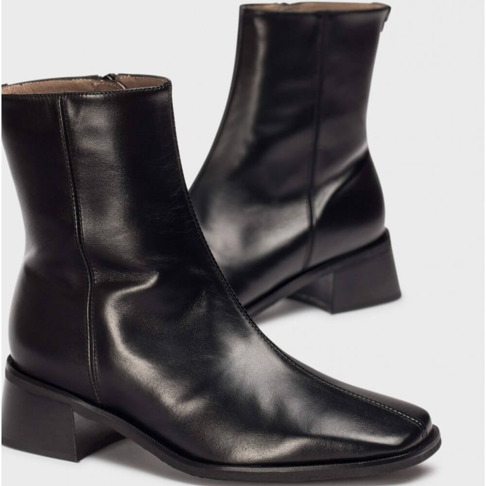 Black leather ankle boot on a light gray background Wonders AYLA 010 ankle boots D-1601 crafted in smooth black leather