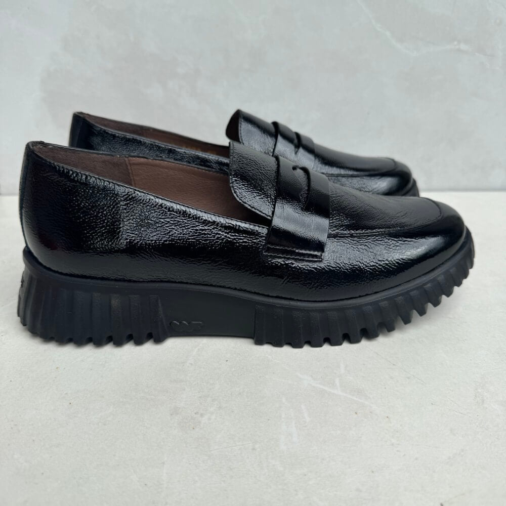 Black loafers with thick soles Wonders Flexfly 02 Leather Slip on A-4402-BLACK