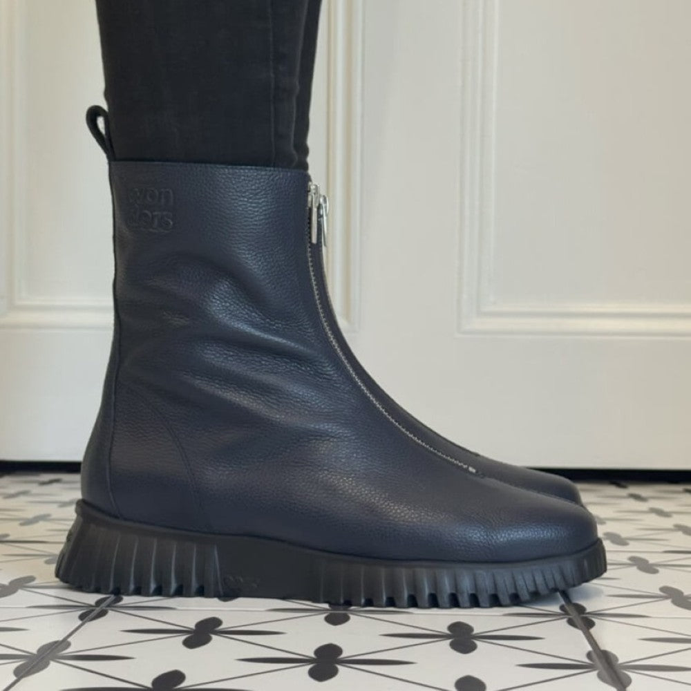 Navy Leather Boot with a centre zip. Wonders Flexfly 03 Leather Centre Zip A-4403-NAVY