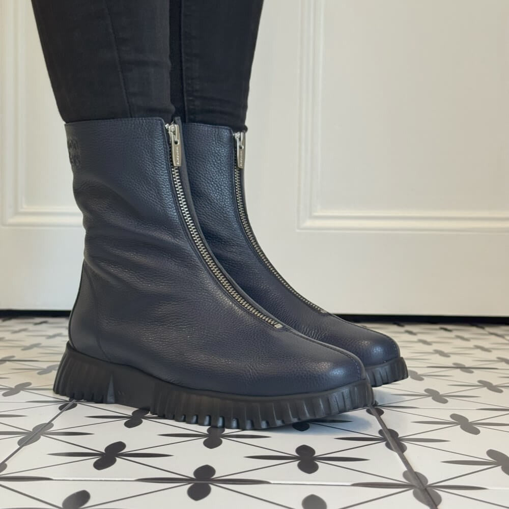 Navy Leather Boot with a centre zip. Wonders Flexfly 03 Leather Centre Zip A-4403-NAVY