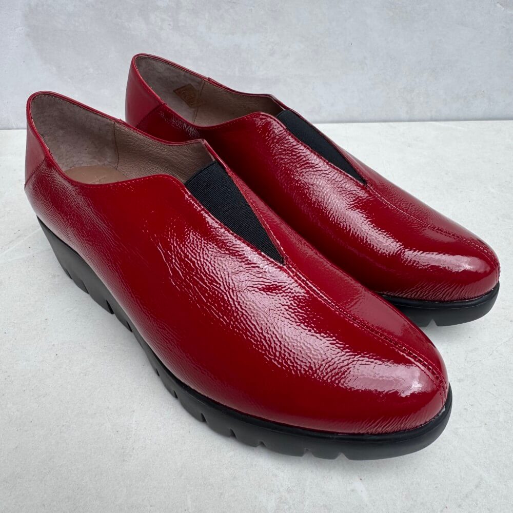 Wonders Fly 40 Leather Wedge C-33340 Red Patent Pair of red leather shoes with black soles
