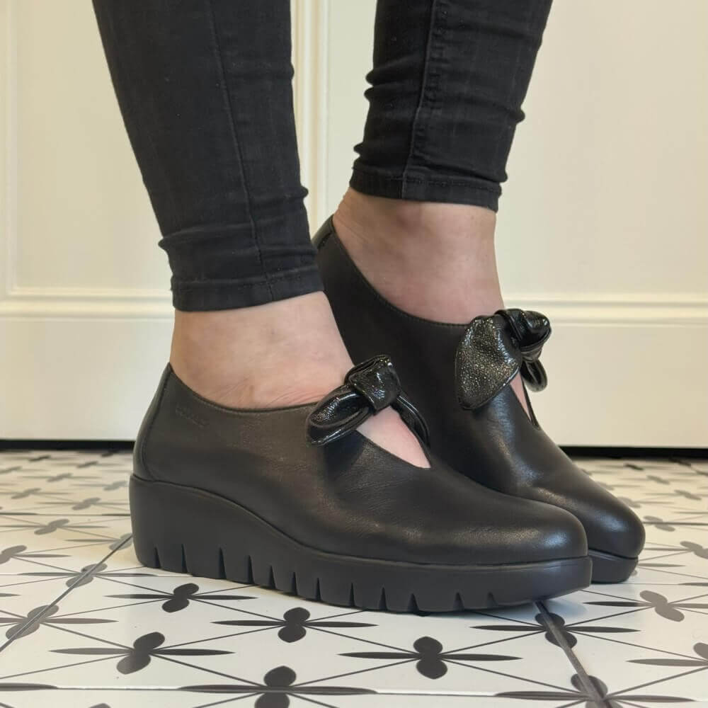Black shoe with a bow Wonders Fly Bow C-33159 loafers