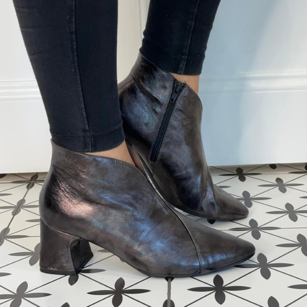 Wonders Eliot Leather V Cut Ankle Boot I-9013 PLOMO