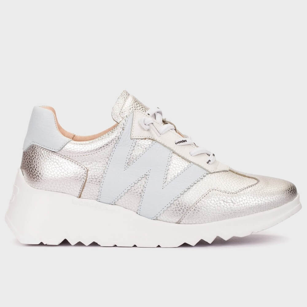 Wonders E-6770 Silver sneaker with white sole on a light gray background