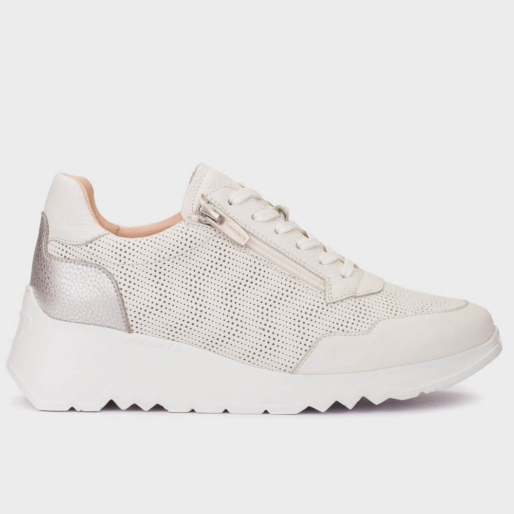 Wonders E-6771 White sneaker with metallic accents on a light gray background
