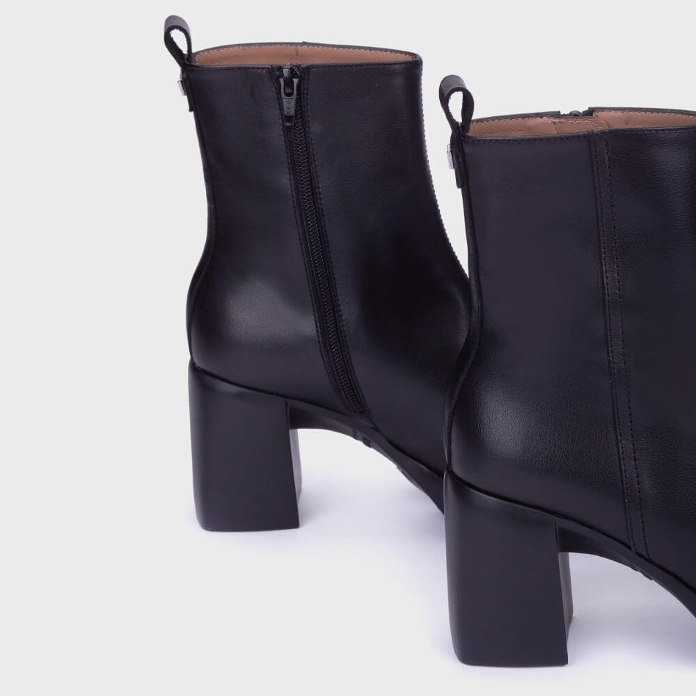 Wonders Black leather ankle boots with a block heel and side zipper, shown from a rear three-quarter angle on a light gray background.