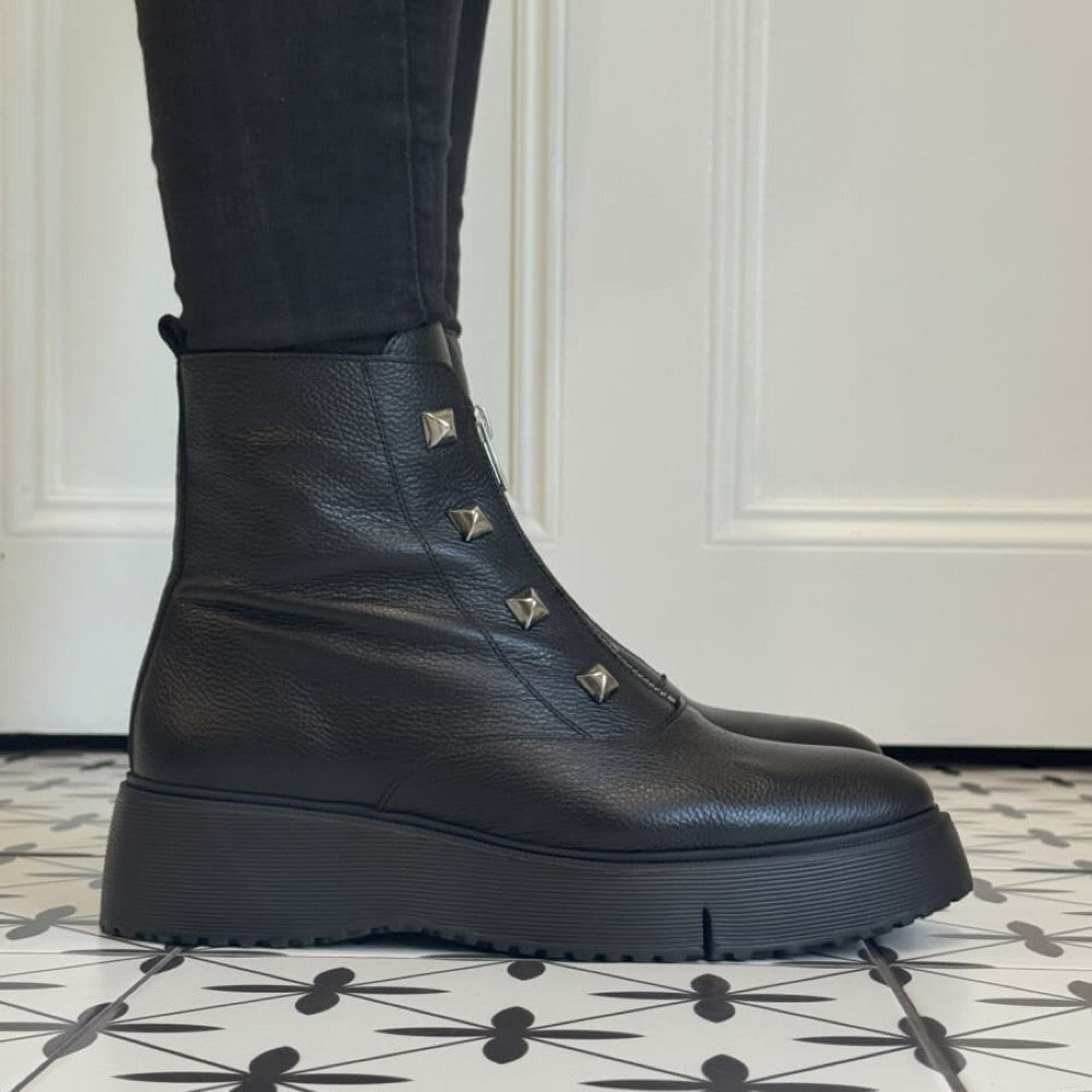 Black platform boots with studded details Wonders Leather Centre Zip Studs A-9301-BLACK