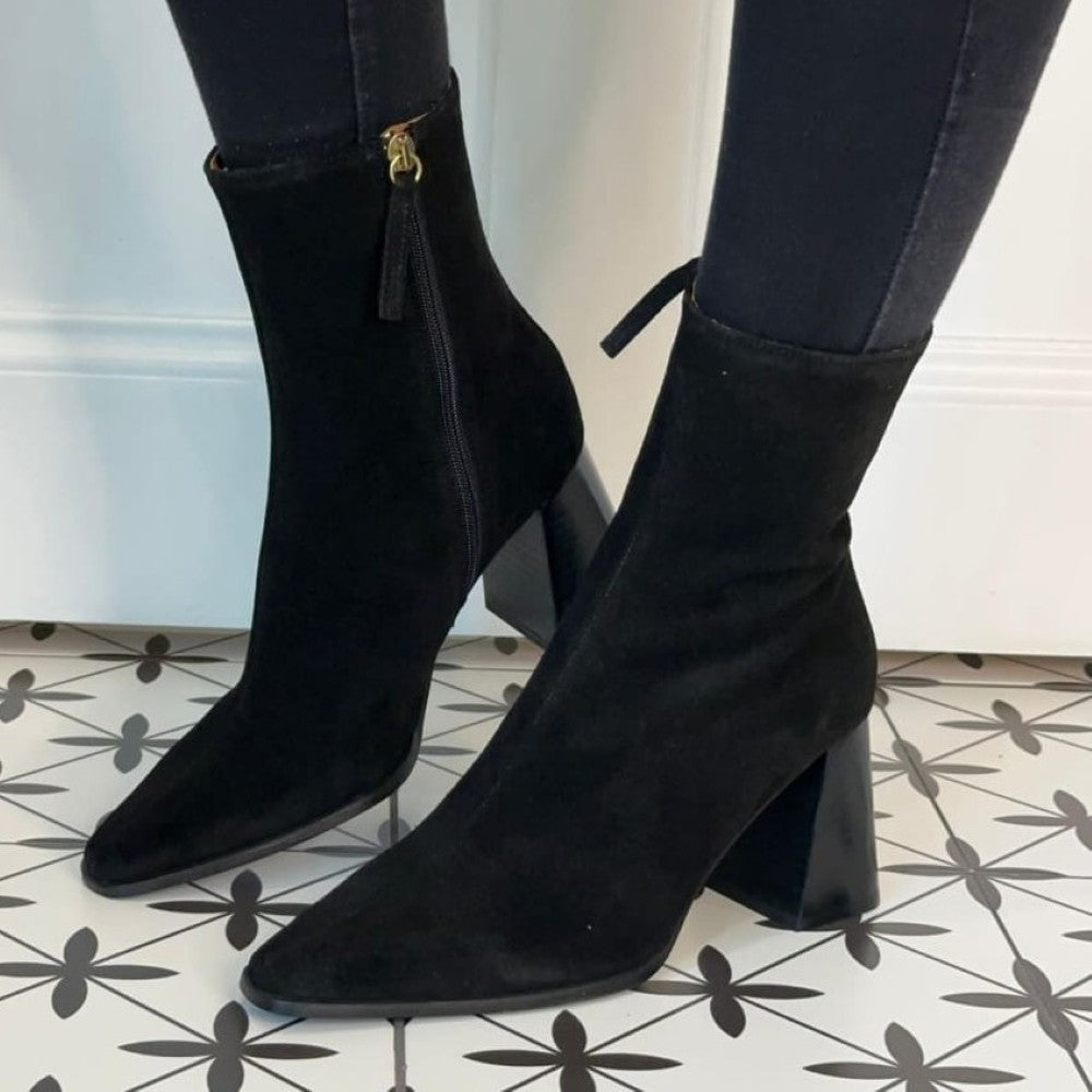 Black ankle boots with block heels Ángel Alarcón Trimia 25572 Suede Ankle Boot-BLACK