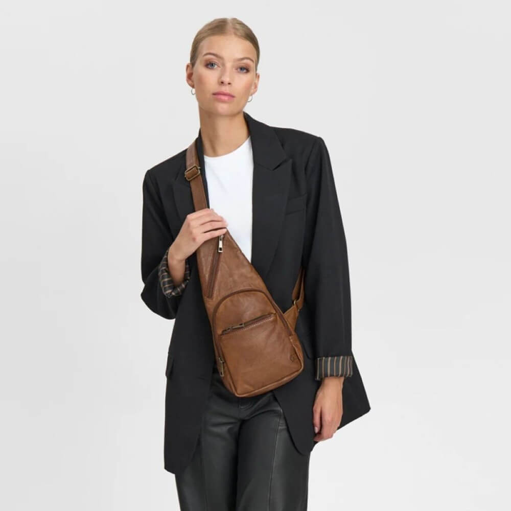 Person wearing a Chesterfield Brown Leather Shoulder Bag With silver zips Depeche