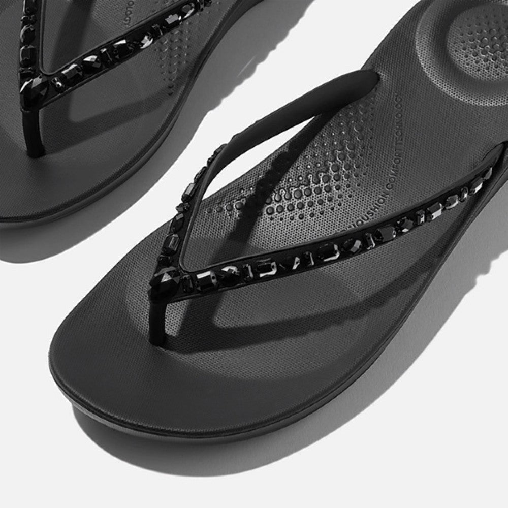 Fitflop Black to-post sandal on a white background